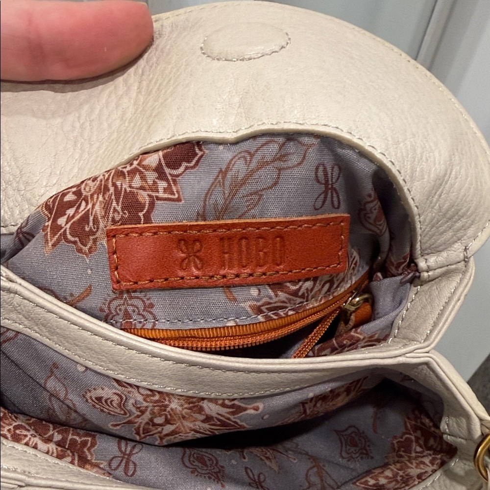 Hobo Birdy crossbody in Oyster - Picture 2 of 7